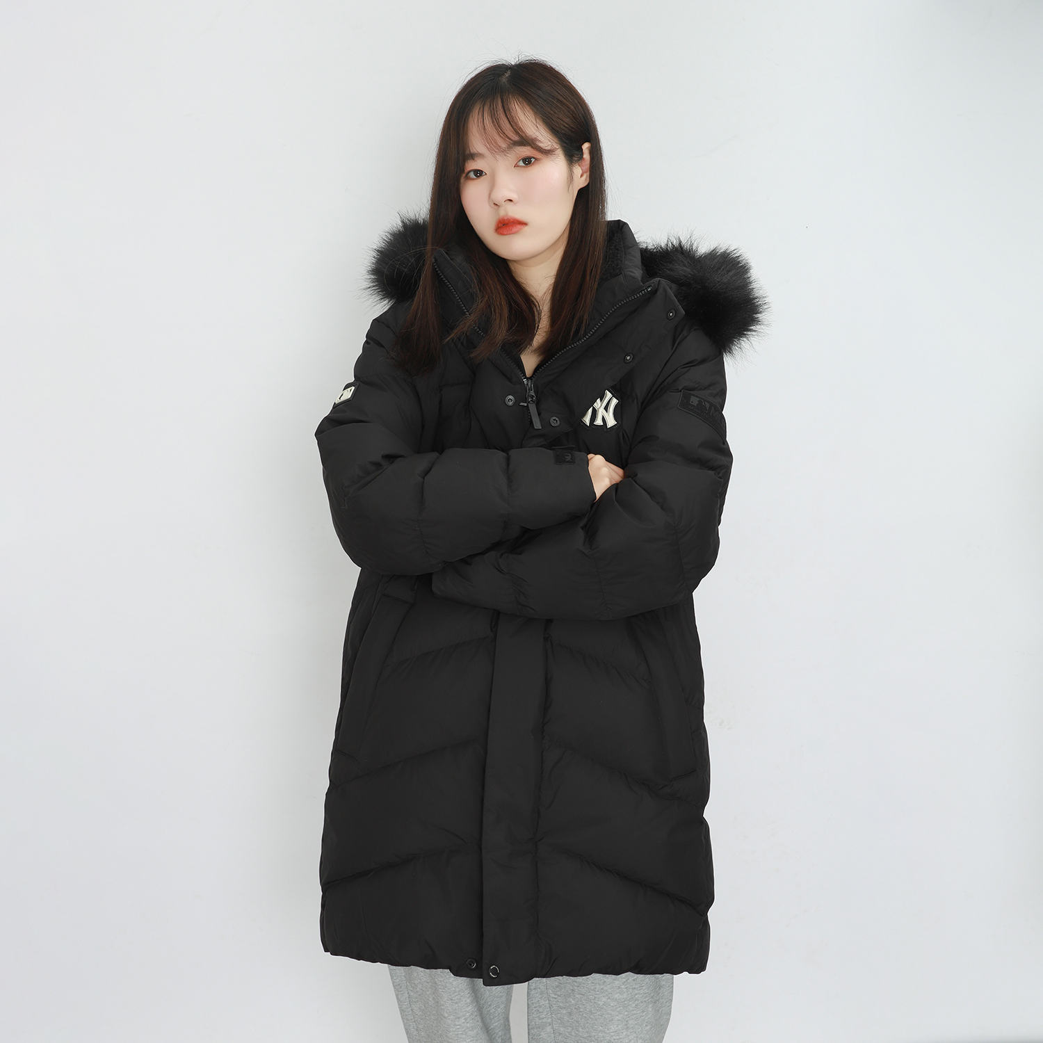 Shop MLB 黑色紐約洋基隊標誌毛絨帽冬季羽絨外套 男女款. 3ADJEC616-50BKS