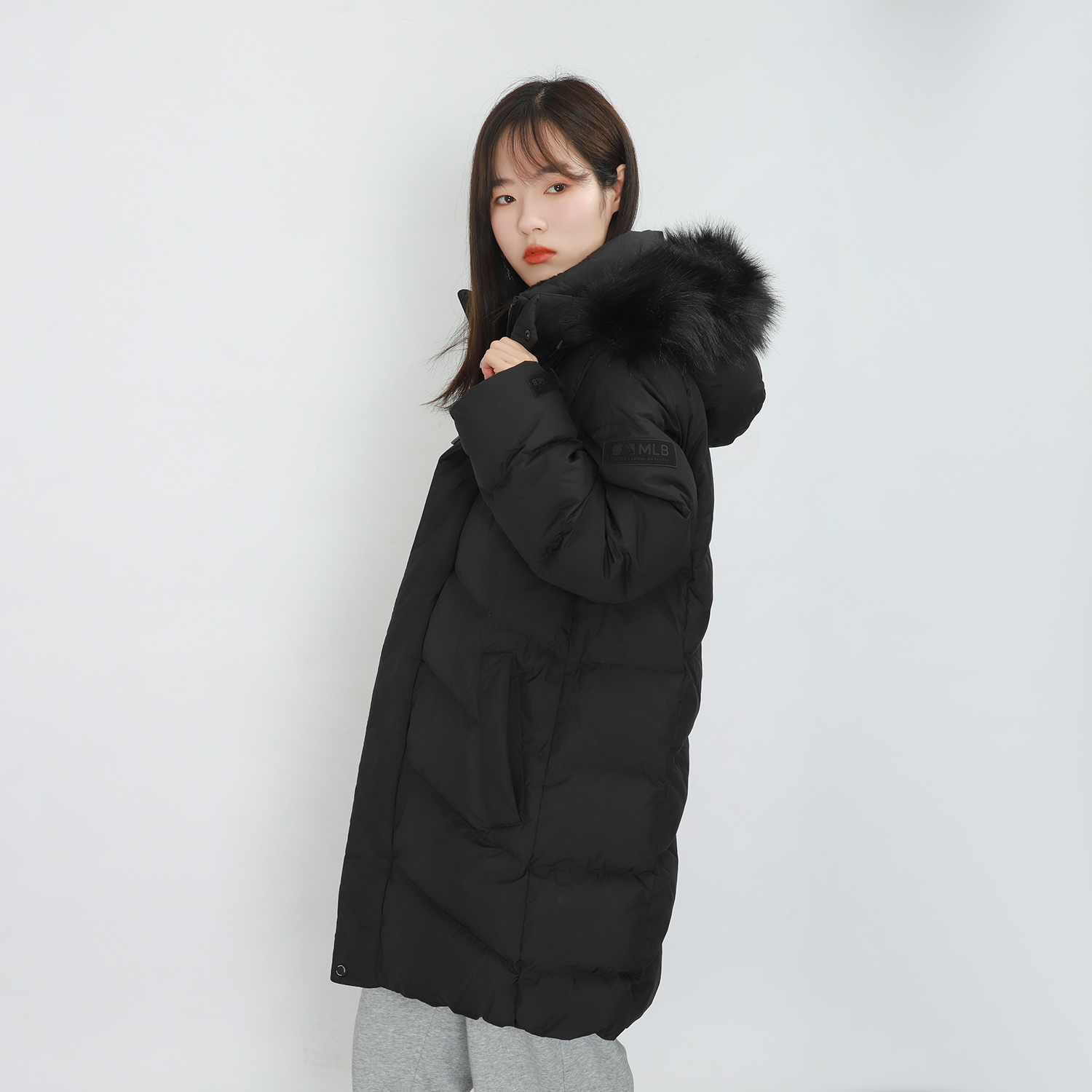 Sizing MLB 黑色紐約洋基隊標誌毛絨帽冬季羽絨外套 男女款. 3ADJEC616-50BKS