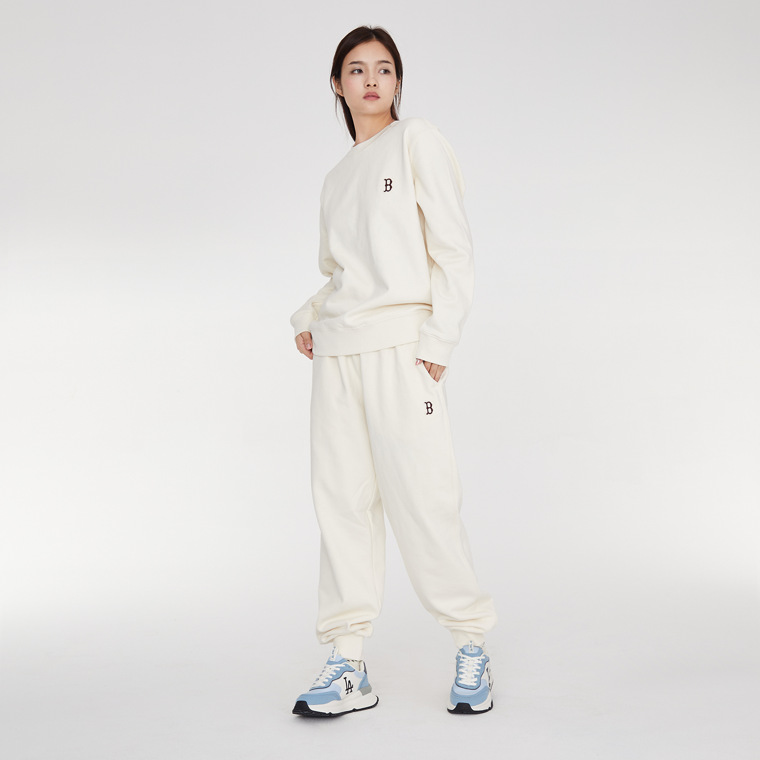 Lookbook MLB Boston Red Sox 23FW Cream Unisex Relaxed Fit Comfortable Sweatshirt Set 3AMTB0134-43CRD