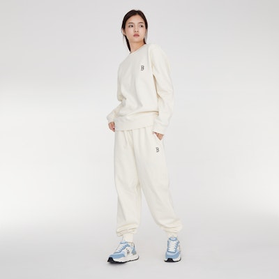 MLB Boston Red Sox 23FW Cream Unisex Relaxed Fit Comfortable Sweatshirt Set 3AMTB0134-43CRD Lookbook MLB Boston Red Sox 23FW Cream Unisex Relaxed Fit Comfortable Sweatshirt Set 3AMTB0134-43CRD