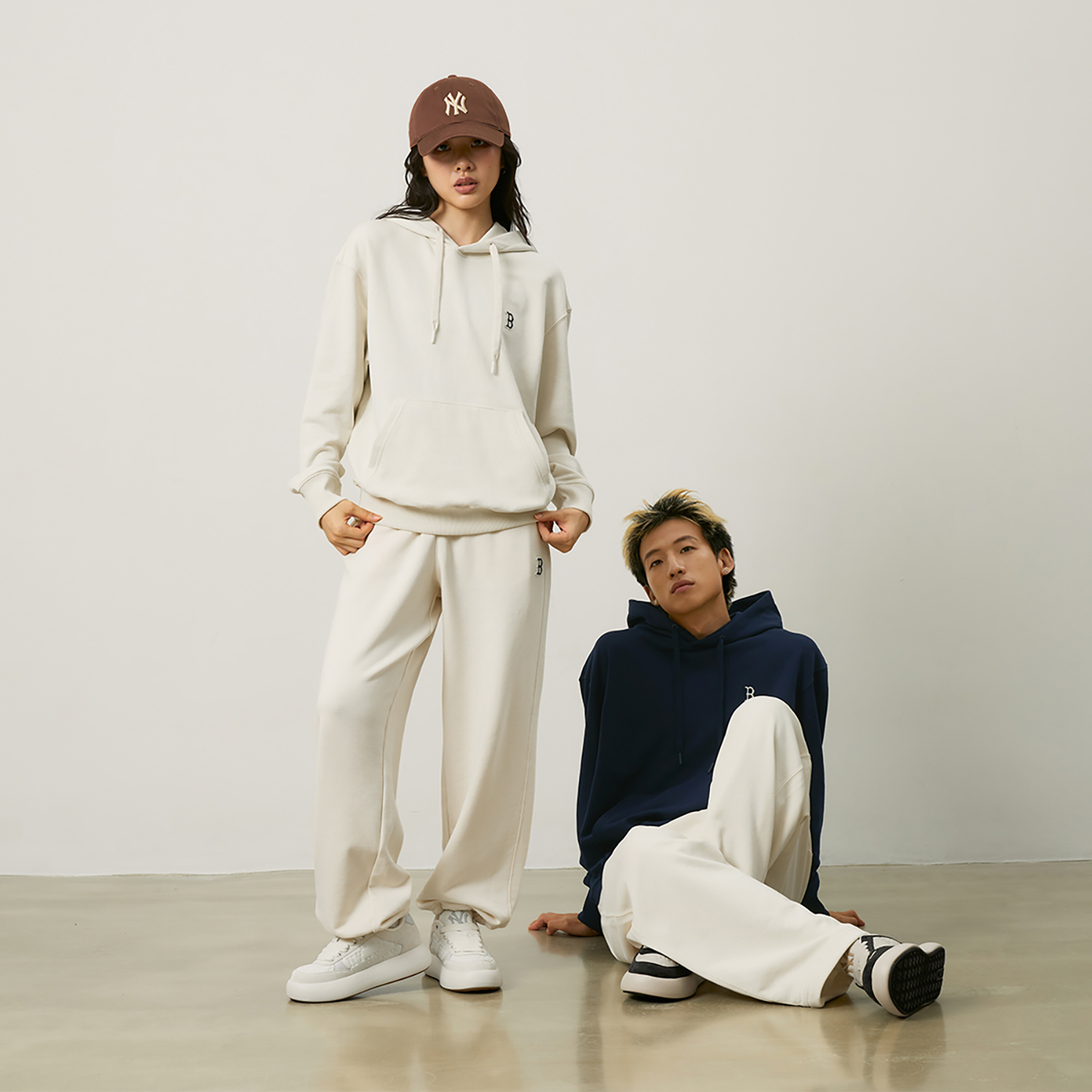 Shop MLB 보스턴 레드삭스 24FW 크림 풀오버 후디 남녀공용 캐주얼 긴팔 캥거루 포켓 3AHDB0144-43CRD