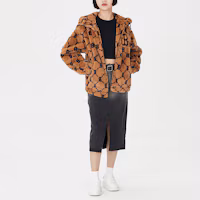 Shop MLB 波士頓紅襪米色羊羔絨防風連帽外套 男女適用。 3AFDM0226-43BGS