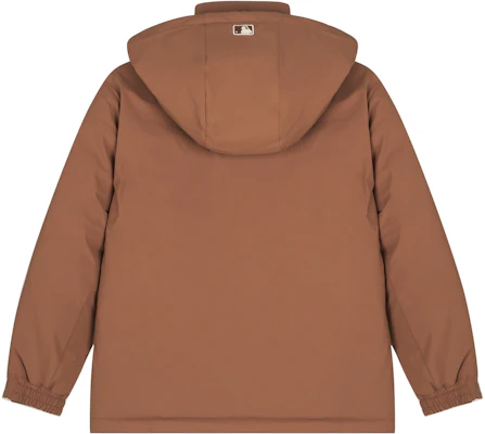 MLB波士頓紅襪FW24男女同款棕色可拆帽浣熊毛邊大衣 3ADJEC736-43BRS Lookbook MLB波士頓紅襪FW24男女同款棕色可拆帽浣熊毛邊大衣 3ADJEC736-43BRS