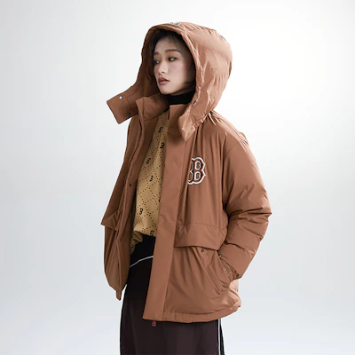 MLB波士頓紅襪FW24男女同款棕色可拆帽浣熊毛邊大衣 3ADJEC736-43BRS Details for MLB波士頓紅襪FW24男女同款棕色可拆帽浣熊毛邊大衣 3ADJEC736-43BRS