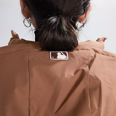 MLB波士頓紅襪FW24男女同款棕色可拆帽浣熊毛邊大衣 3ADJEC736-43BRS Cheap MLB波士頓紅襪FW24男女同款棕色可拆帽浣熊毛邊大衣 3ADJEC736-43BRS