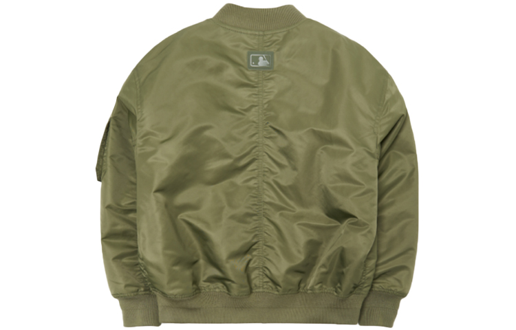 Lookbook Chaqueta de Invierno Unisex Verde Militar MLB Boston Red Sox con Logo y Cremallera. 3AJPB0321-43KAS