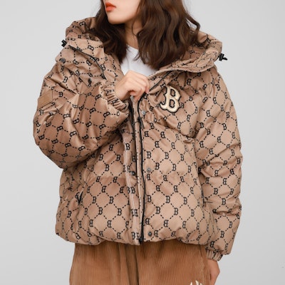 MLB 보스턴 레드삭스 모노그램 퍼프 재킷 겨울 숏 패딩 유니섹스 라이트 브라운. 3FDJM0216-43BGD Shop MLB 보스턴 레드삭스 모노그램 퍼프 재킷 겨울 숏 패딩 유니섹스 라이트 브라운. 3FDJM0216-43BGD