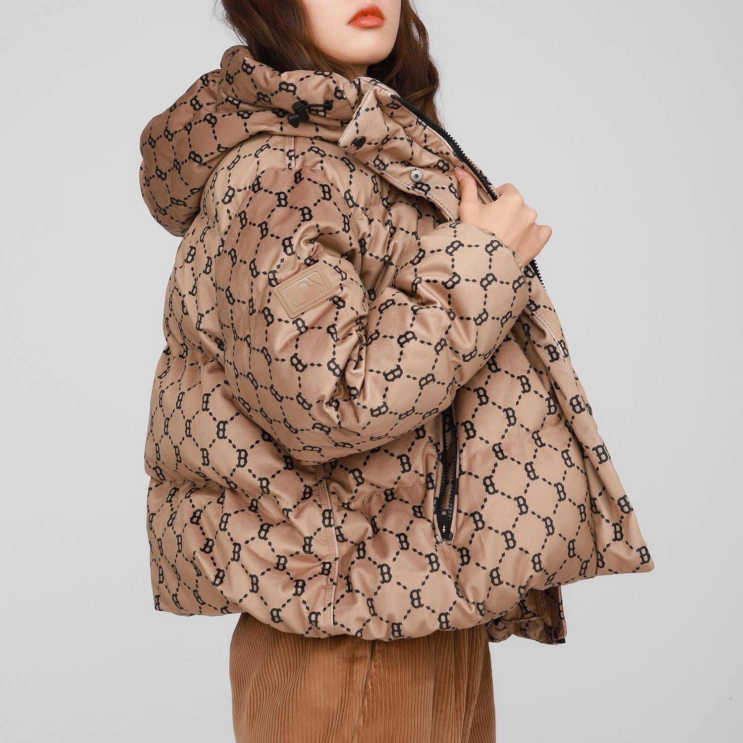 Details for MLB 보스턴 레드삭스 모노그램 퍼프 재킷 겨울 숏 패딩 유니섹스 라이트 브라운. 3FDJM0216-43BGD