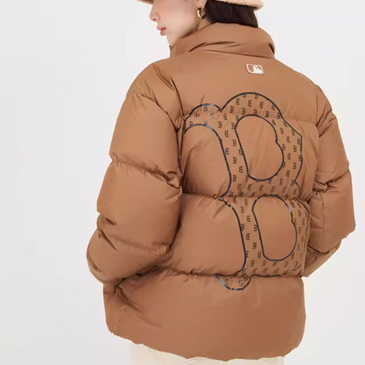 Lookbook MLB波士頓紅襪復古棕色羽絨外套男女休閒保暖夾克。 3ADJM0636-43BRS