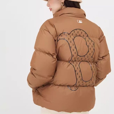 MLB波士頓紅襪復古棕色羽絨外套男女休閒保暖夾克。 3ADJM0636-43BRS Lookbook MLB波士頓紅襪復古棕色羽絨外套男女休閒保暖夾克。 3ADJM0636-43BRS