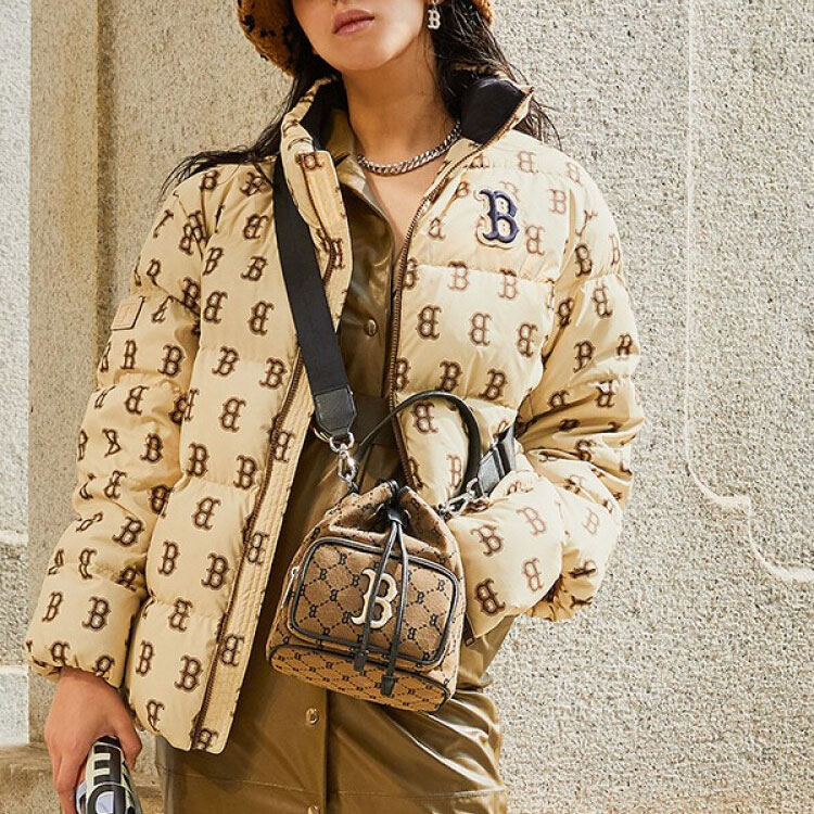 Shop MLB波士頓紅襪小標誌短版卡其羽絨外套男女皆適穿。 3ADJM0116-43BGS