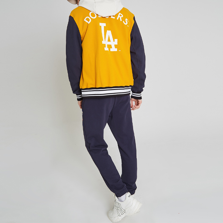 Shop Chaqueta MLB Varsity Retro Unisex Amarilla con Bordado de Perro. 31JPT4911-07D