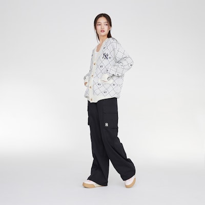 MLB Diamond Series Gray V-Neck Knit Sweater Unisex Long Sleeve Pullover. 3AKCM0134-50CRD Sizing MLB Diamond Series Gray V-Neck Knit Sweater Unisex Long Sleeve Pullover. 3AKCM0134-50CRD