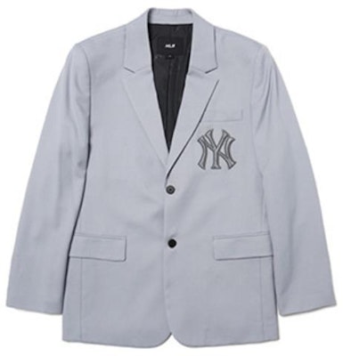 Blazer Unisex MLB FW22 Gris con Parche de Letras Sólidas y Botón Simple. 3AJK01014-50GRS Order Blazer Unisex MLB FW22 Gris con Parche de Letras Sólidas y Botón Simple. 3AJK01014-50GRS