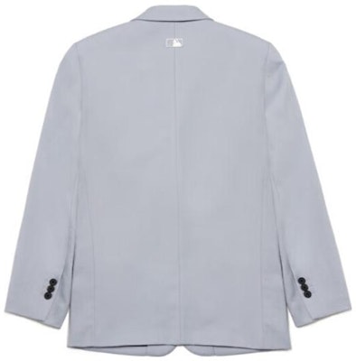 Blazer Unisex MLB FW22 Gris con Parche de Letras Sólidas y Botón Simple. 3AJK01014-50GRS Lookbook Blazer Unisex MLB FW22 Gris con Parche de Letras Sólidas y Botón Simple. 3AJK01014-50GRS