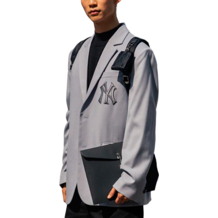 Shop Blazer Unisex MLB FW22 Gris con Parche de Letras Sólidas y Botón Simple. 3AJK01014-50GRS