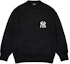 Lookbook Suéter Unisex Negro MLB FW22 New York Yankees Logo Grande Cuello Redondo. 3AKPB0126-50BKS