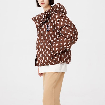 MLB FW22 Jaket Pendek Down Corak Monogram Bertudung Unisex Coklat Gelap 3ADJM0326-43BRD Sizing MLB FW22 Jaket Pendek Down Corak Monogram Bertudung Unisex Coklat Gelap 3ADJM0326-43BRD