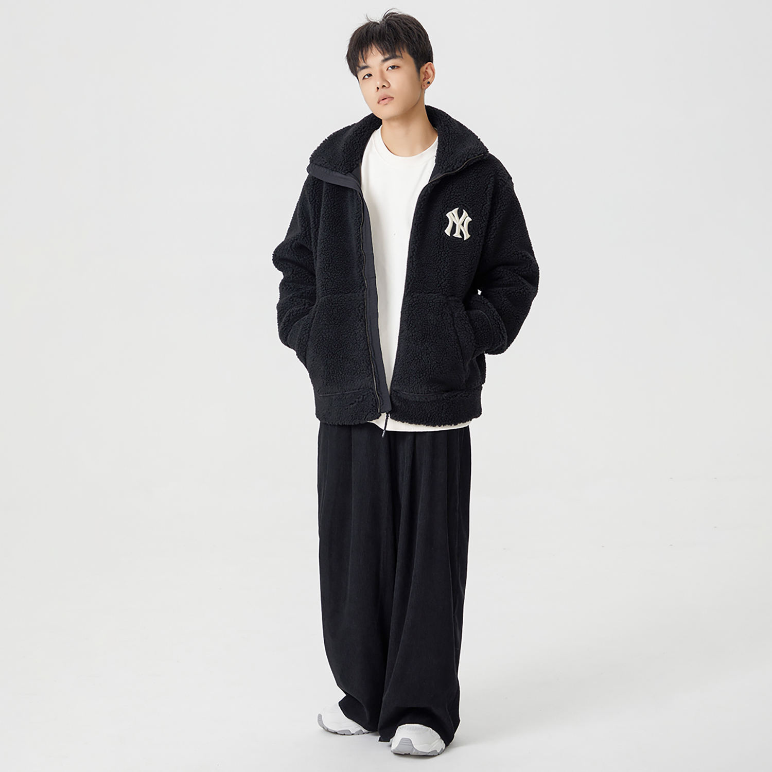 Shop MLB 2022秋冬男女通用黑色羊羔绒防风保暖外套。 3AFDB0326-50BKS