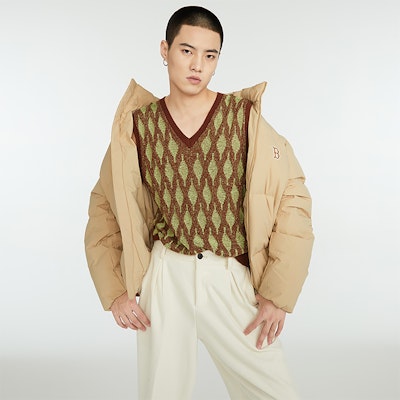 MLB FW23 波士頓紅襪Logo高領羽絨外套 米色 男女適用 3ADJB0336-43BGM Shop MLB FW23 波士頓紅襪Logo高領羽絨外套 米色 男女適用 3ADJB0336-43BGM