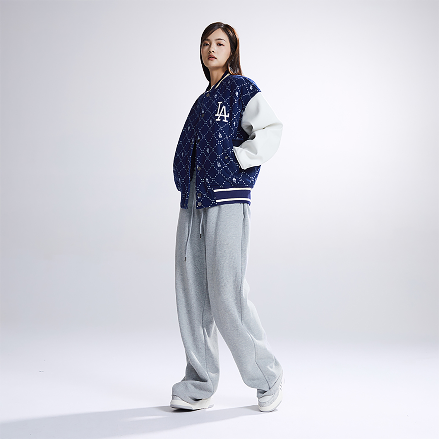 Shop MLB FW23 洛杉磯道奇格紋字母復古棒球外套 海軍藍 男女款 3AJPM0634-07NYS