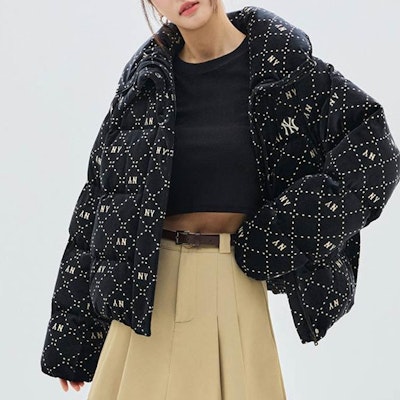 Chaqueta Acolchada Unisex MLB FW23 Monograma Estampado Completo Negra. 3FDJM0136-50BKS Lookbook Chaqueta Acolchada Unisex MLB FW23 Monograma Estampado Completo Negra. 3FDJM0136-50BKS