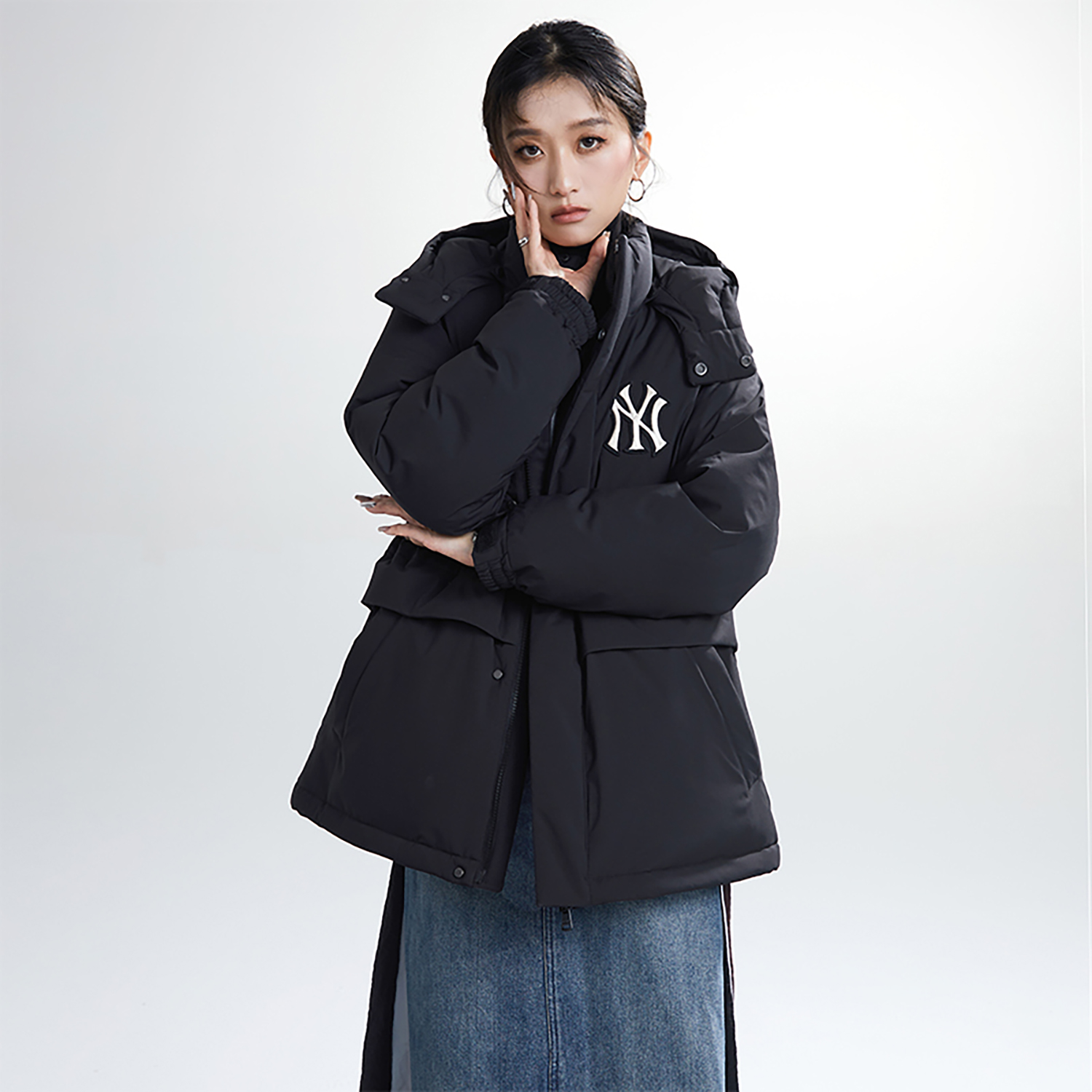 MLB FW23 New York Yankees Black Hooded Mid-Length Down Jacket Unisex 3ADJEC736-50BKS 圖 4