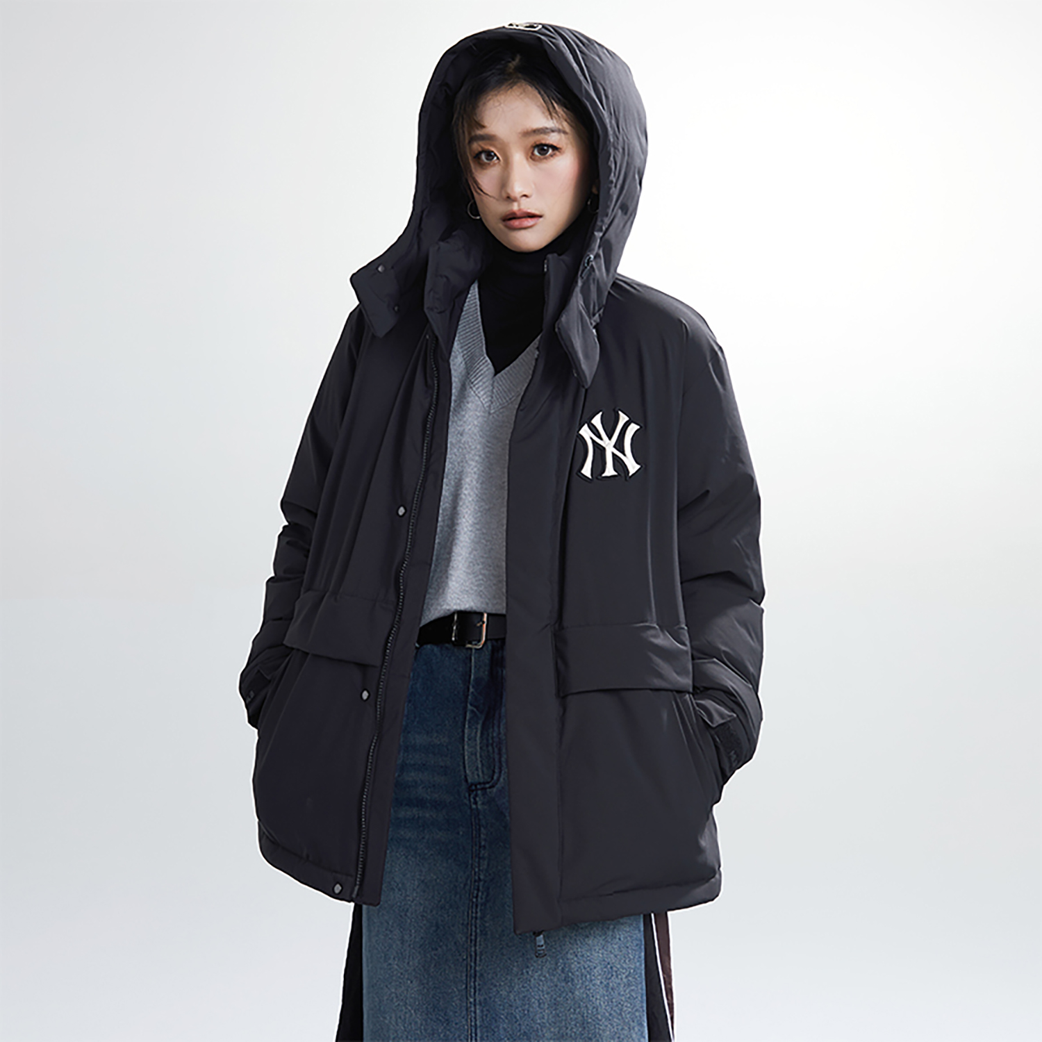 MLB FW23 New York Yankees Black Hooded Mid-Length Down Jacket Unisex 3ADJEC736-50BKS 圖 5
