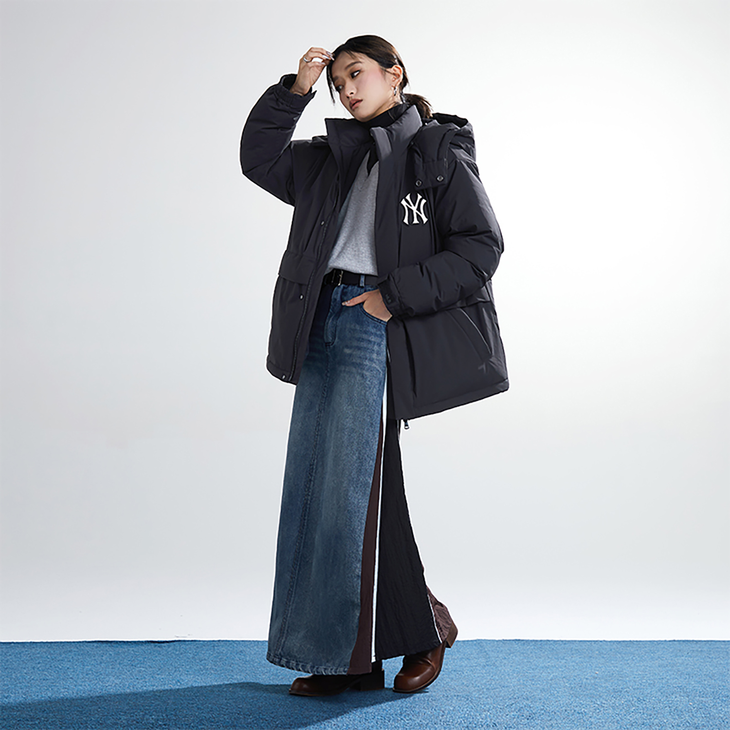 MLB FW23 New York Yankees Black Hooded Mid-Length Down Jacket Unisex 3ADJEC736-50BKS 圖 6