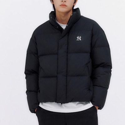 MLB FW23 Jaket Hitam Puffer Pendek Unisex New York Yankees dengan Kerah Berdiri 3ADJB0736-50BKS Shop MLB FW23 Jaket Hitam Puffer Pendek Unisex New York Yankees dengan Kerah Berdiri 3ADJB0736-50BKS