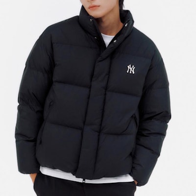 MLB FW23 Jaket Hitam Puffer Pendek Unisex New York Yankees dengan Kerah Berdiri 3ADJB0736-50BKS Sizing MLB FW23 Jaket Hitam Puffer Pendek Unisex New York Yankees dengan Kerah Berdiri 3ADJB0736-50BKS