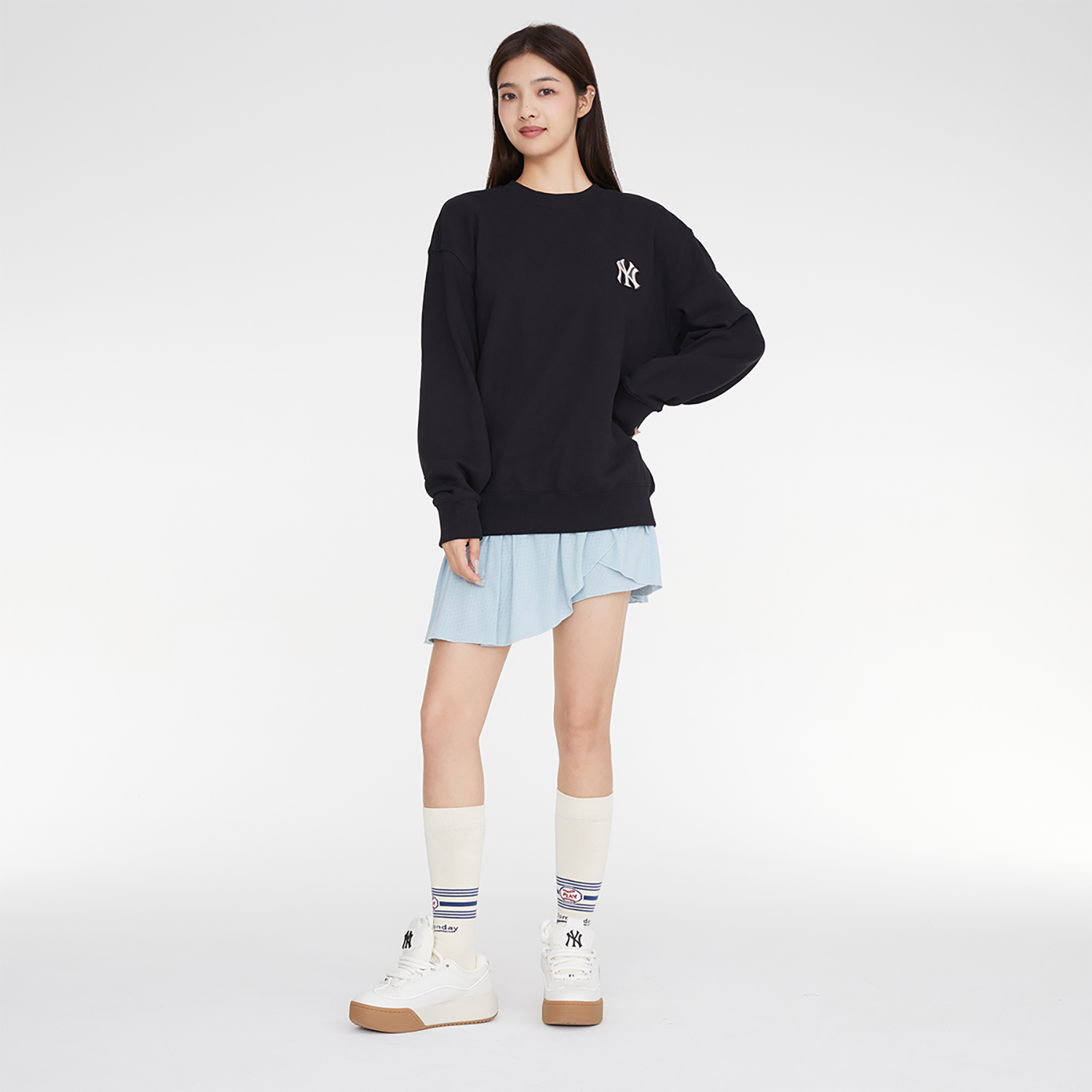 Purchase MLB FW23 紐約洋基漸層字母圖案黑色男女款圓領長袖衫 3AMTM0234-50BKS