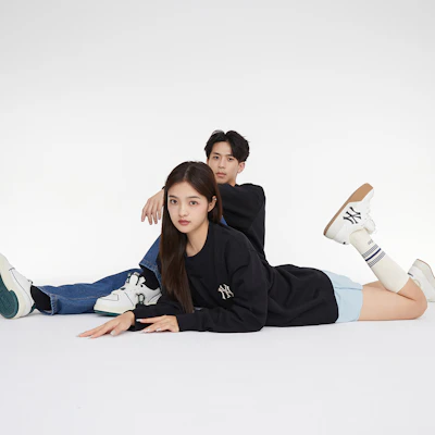 MLB FW23 紐約洋基漸層字母圖案黑色男女款圓領長袖衫 3AMTM0234-50BKS Cheap MLB FW23 紐約洋基漸層字母圖案黑色男女款圓領長袖衫 3AMTM0234-50BKS