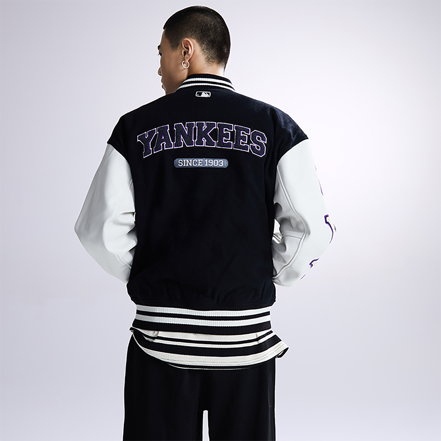 Sizing MLB FW23 Jaket Baseball Hitam Cetakan Huruf New York Yankees Lengan Panjang Unisex 3AJPV0234-50BKS