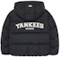 Lookbook Chaqueta acolchada unisex corta negra MLB FW23 New York Yankees con estampado. 3ADJV0236-50BKS