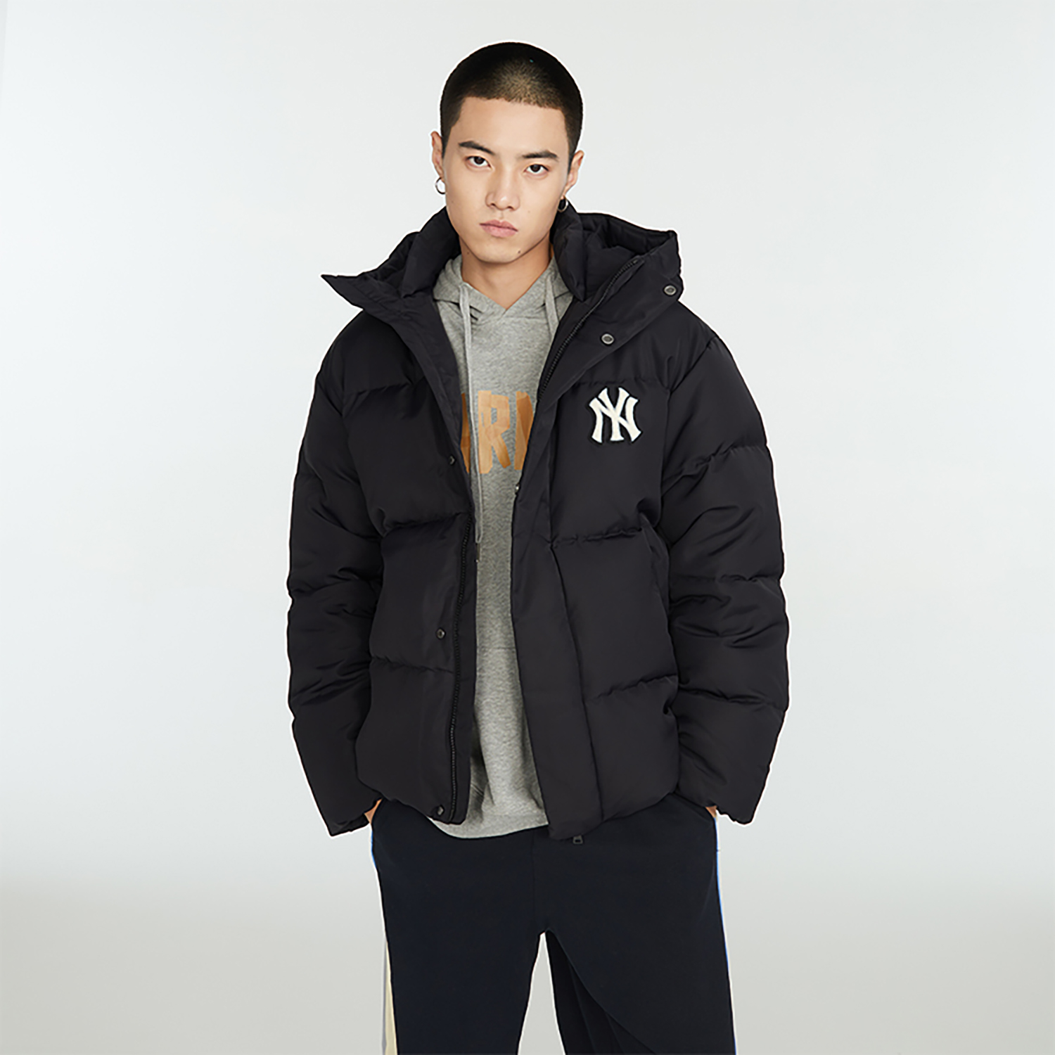 Details for Chaqueta acolchada unisex corta negra MLB FW23 New York Yankees con estampado. 3ADJV0236-50BKS