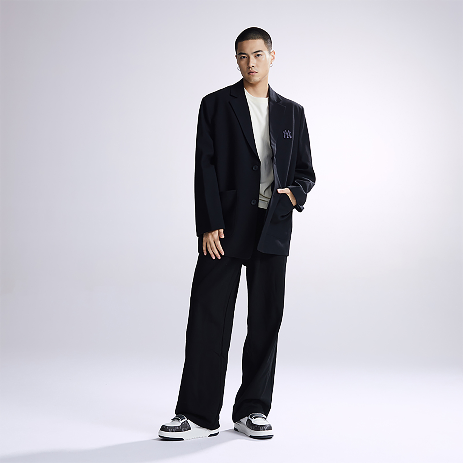 Purchase MLB FW23 紐約洋基隊標誌印花單扣西裝外套 男女同款 黑色。 3AJKM0134-50BKS