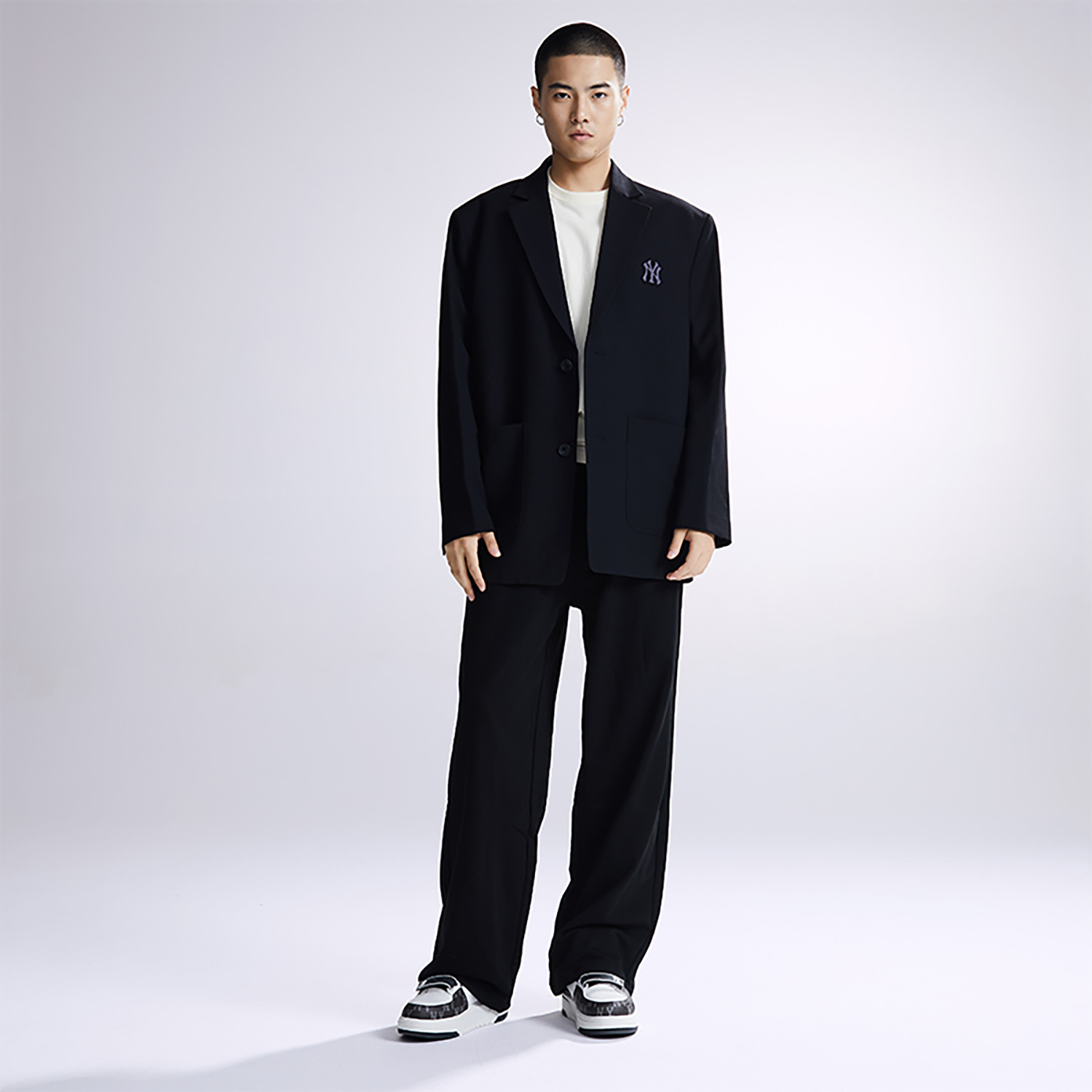 Details for MLB FW23 紐約洋基隊標誌印花單扣西裝外套 男女同款 黑色。 3AJKM0134-50BKS