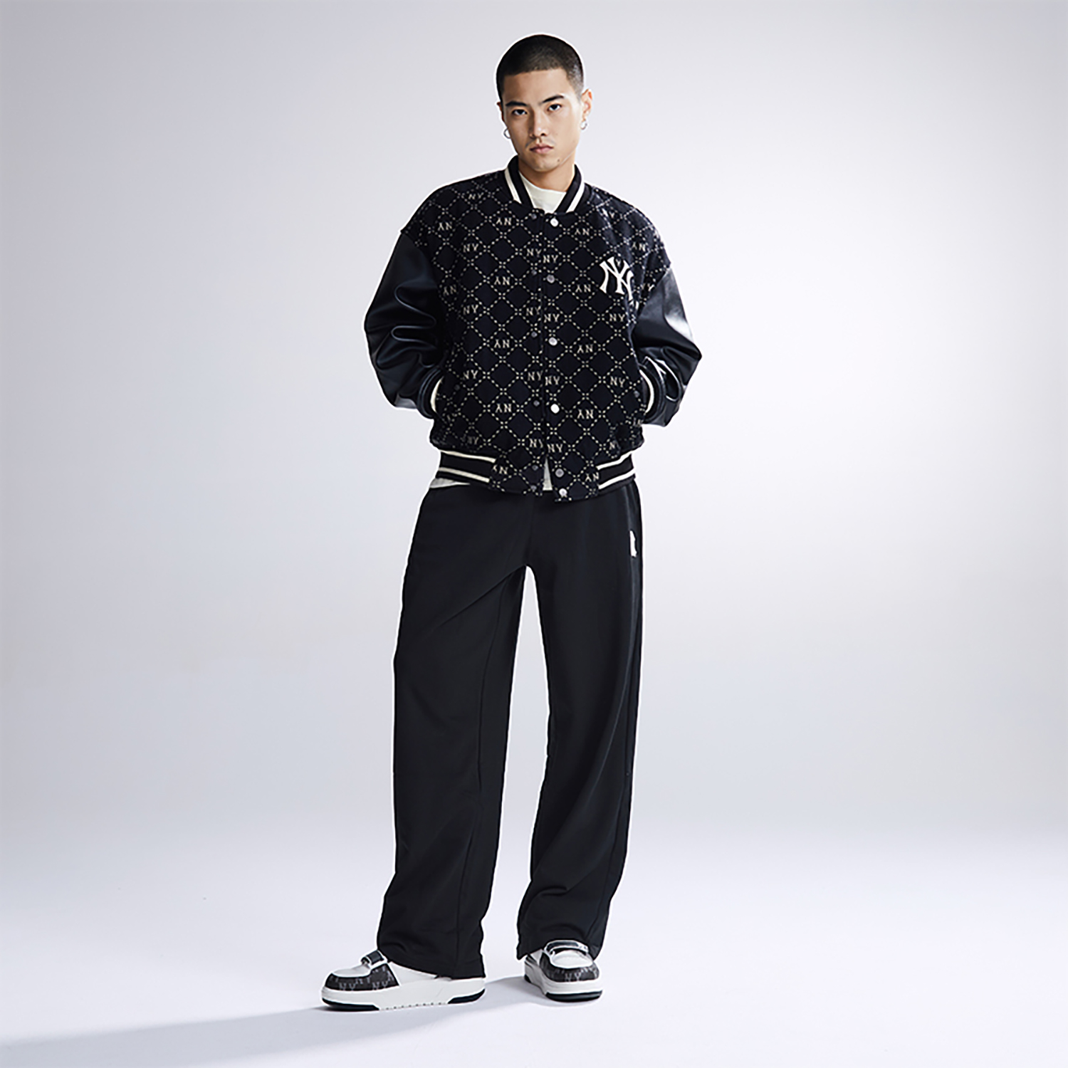 Shop MLB FW23 紐約洋基格紋字母棒球外套 黑色 男女適用 3AJPM0634-50BKS