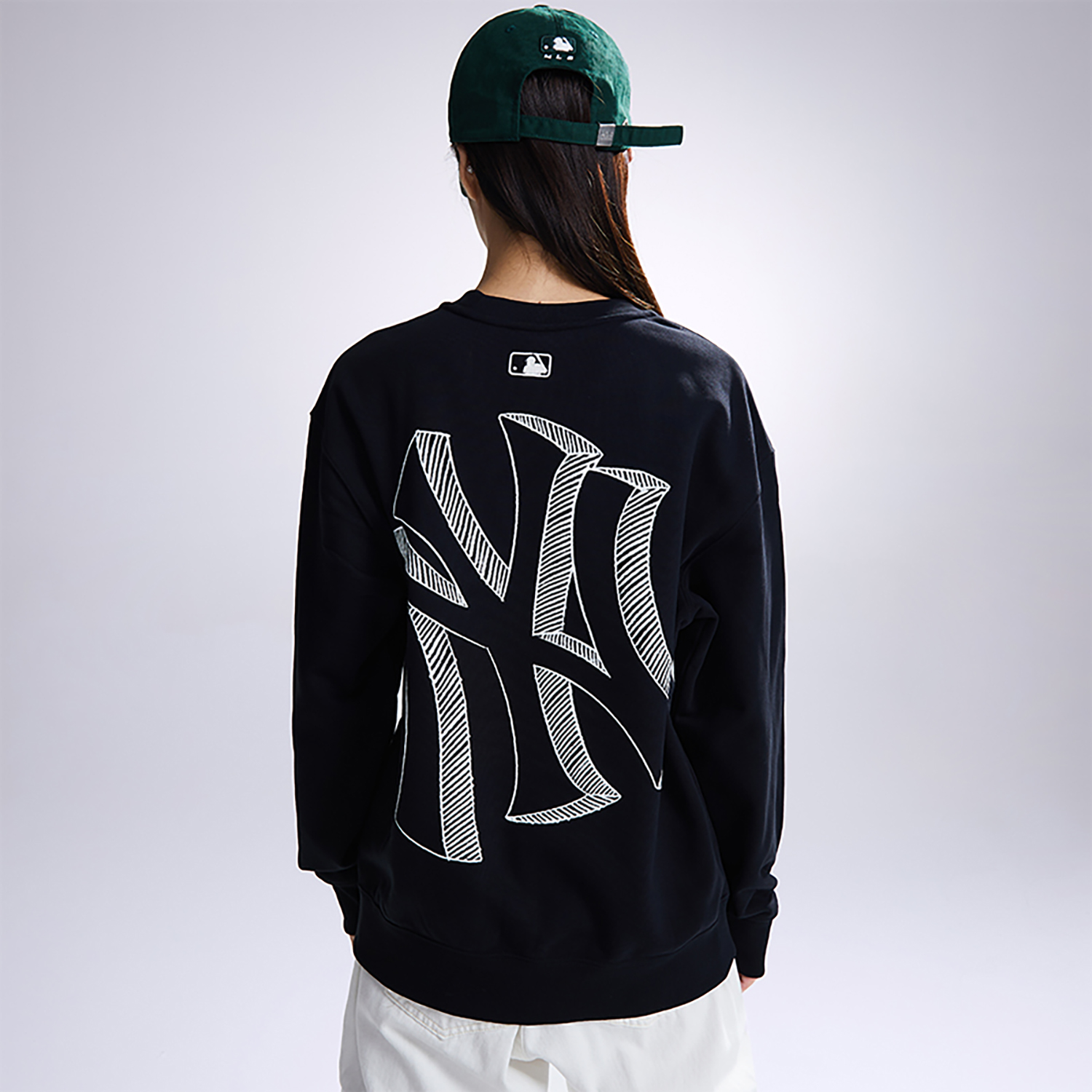 Shop MLB FW23 紐約洋基隊黑色男女款套頭圓領衛衣 3AMTB0434-50BKS