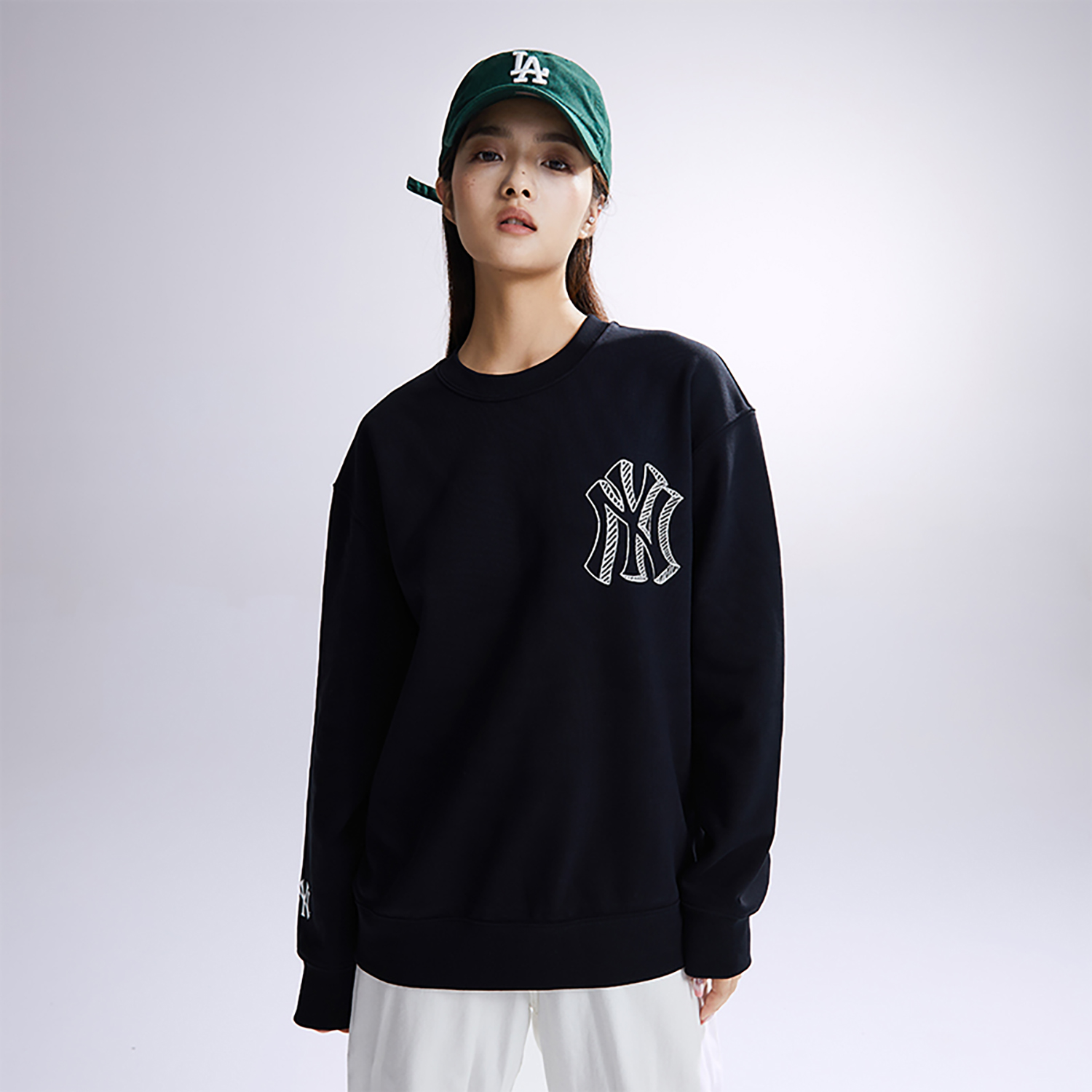 Purchase MLB FW23 紐約洋基隊黑色男女款套頭圓領衛衣 3AMTB0434-50BKS