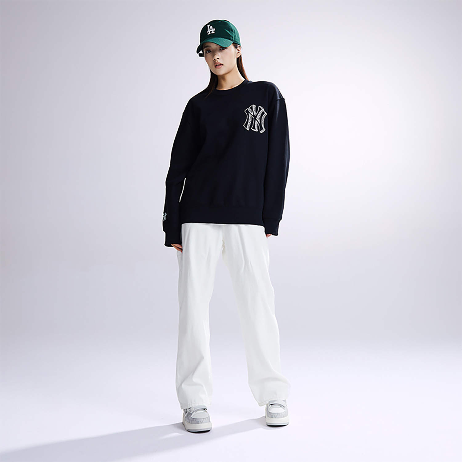 Details for MLB FW23 紐約洋基隊黑色男女款套頭圓領衛衣 3AMTB0434-50BKS