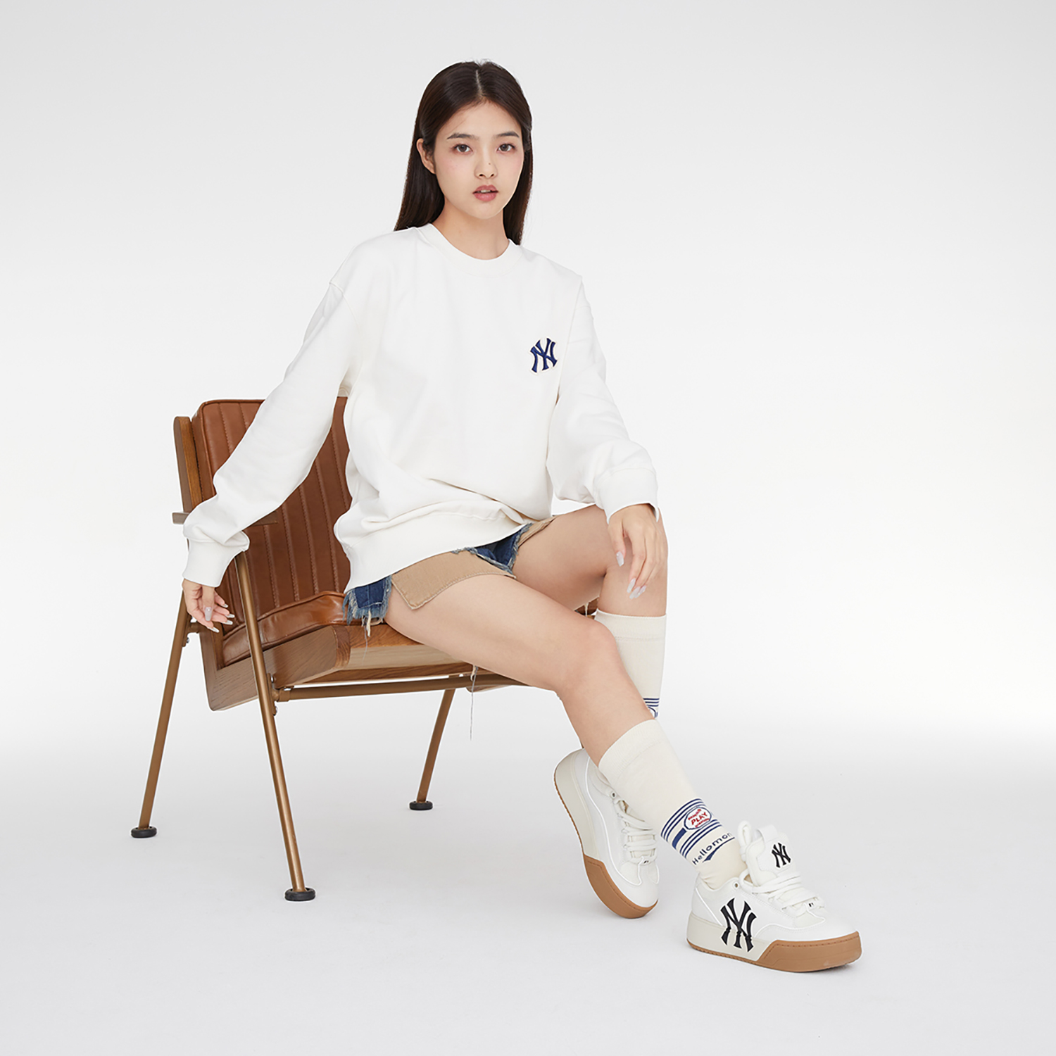 Purchase MLB 纽约洋基队复古渐变圆领卫衣 白色 男女同款 FW23 3AMTM0234-50CRD