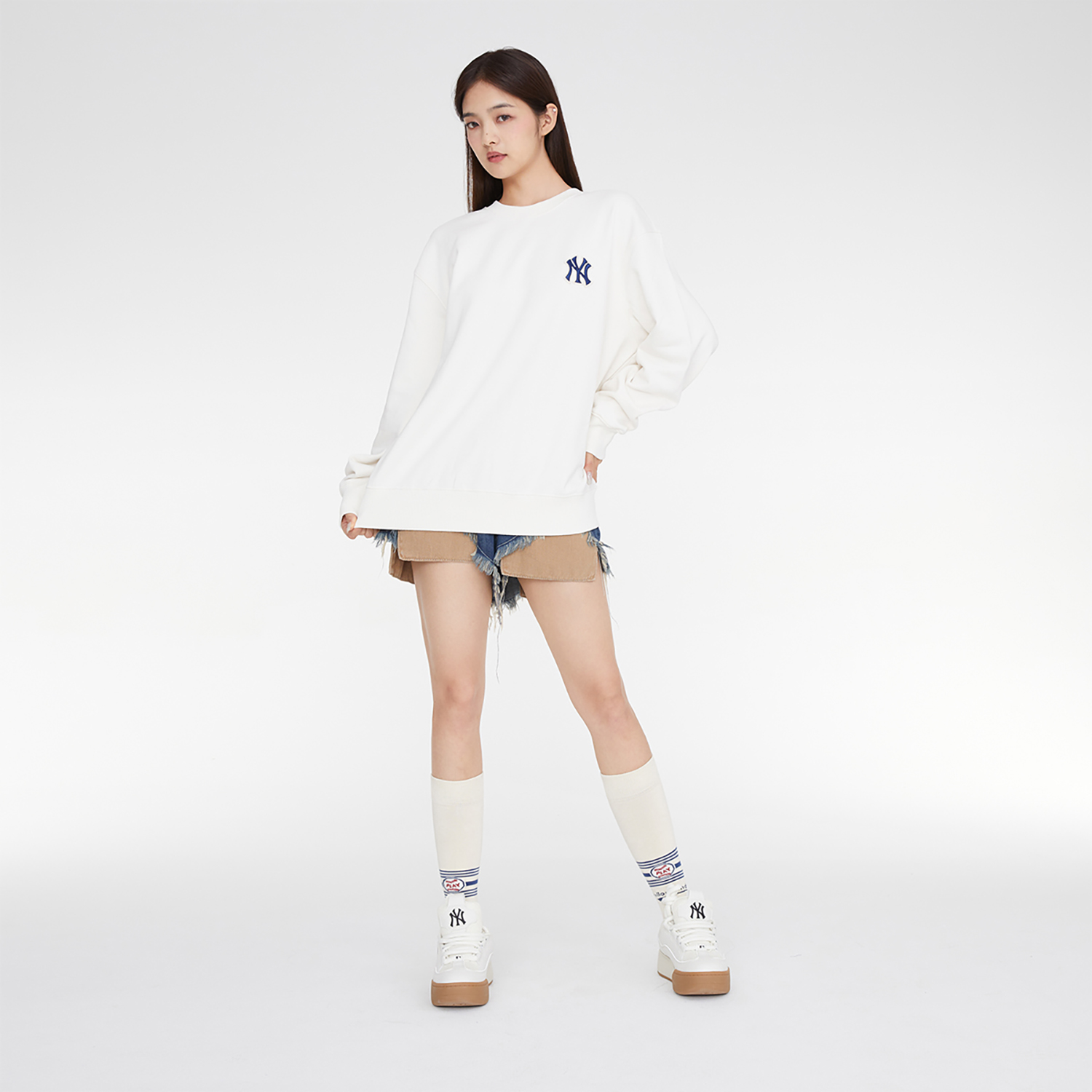 Details for MLB 纽约洋基队复古渐变圆领卫衣 白色 男女同款 FW23 3AMTM0234-50CRD