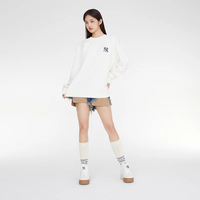 MLB 纽约洋基队复古渐变圆领卫衣 白色 男女同款 FW23 3AMTM0234-50CRD Details for MLB 纽约洋基队复古渐变圆领卫衣 白色 男女同款 FW23 3AMTM0234-50CRD