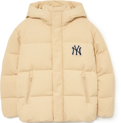 MLB FW23 紐約洋基男女連帽羽絨外套 米色 字母補丁款式 3ADJV0236-50SAL Lookbook MLB FW23 紐約洋基男女連帽羽絨外套 米色 字母補丁款式 3ADJV0236-50SAL