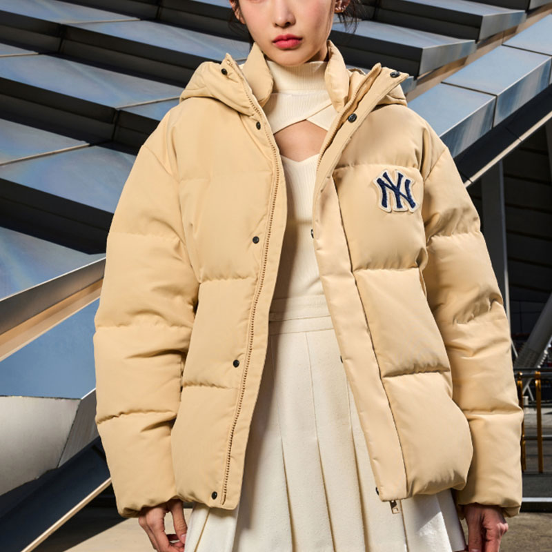 Shop MLB FW23 紐約洋基男女連帽羽絨外套 米色 字母補丁款式 3ADJV0236-50SAL