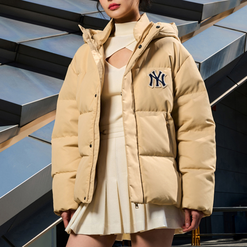Details for MLB FW23 紐約洋基男女連帽羽絨外套 米色 字母補丁款式 3ADJV0236-50SAL