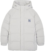 MLB FW23 New York Yankees Unisex Light Grey Hooded Puffer Jacket. 3ADJBS136-50GRL MLB FW23 New York Yankees Unisex Light Grey Hooded Puffer Jacket. 3ADJBS136-50GRL