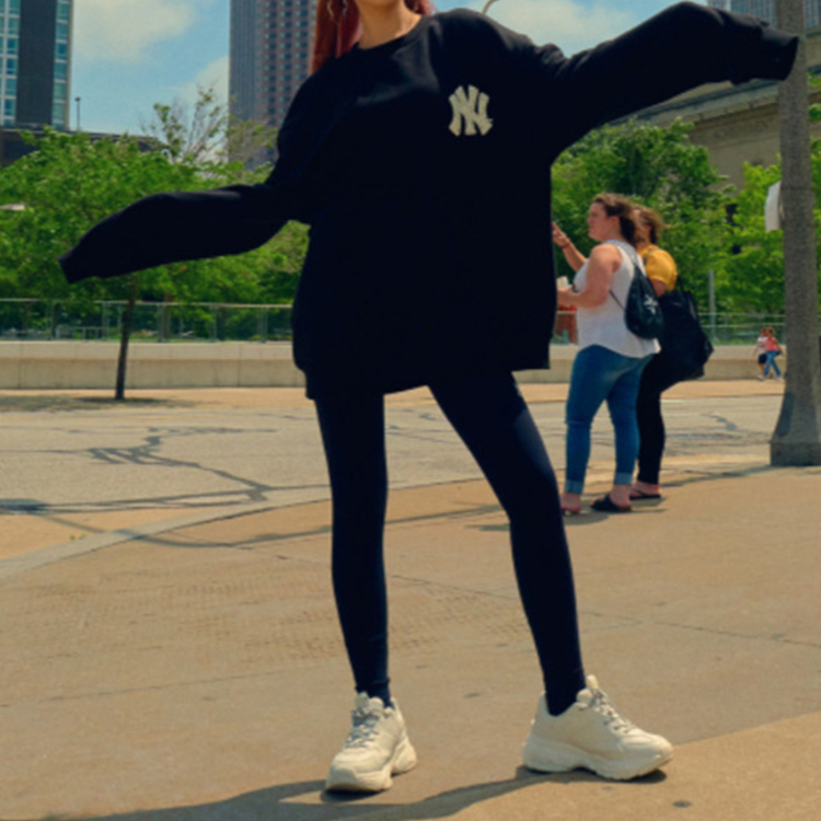 Shop MLB LIKE系列男女同款宽松版大标志圆领卫衣 黑色 31MT05941-50L